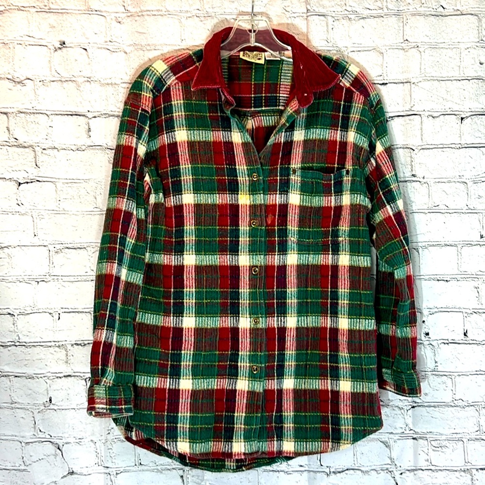 ⭐️ BCI clothing red & green long sleeve crinkle thick flannel fabric button up L